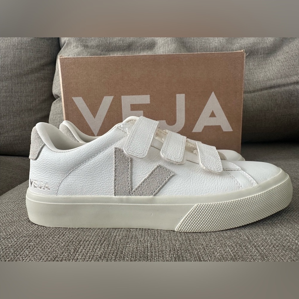 Brand NWT VEJA Recife white/natural Velcro sneakers, US size 8